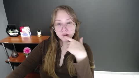 Snapshot of cute_minx chatting on February 7, 2025, 7:29 am Veronica online show from February 7, 2025, 7:29 am