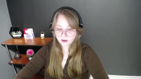 Snapshot of cute_minx chatting on February 7, 2025, 10:40 am Veronica online show from February 7, 2025, 10:40 am