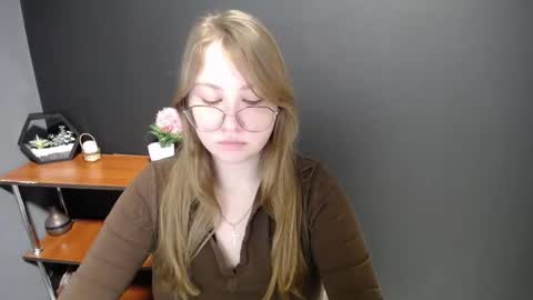 Snapshot of cute_minx chatting on February 19, 2025, 7:28 am Veronica online show from February 19, 2025, 7:28 am