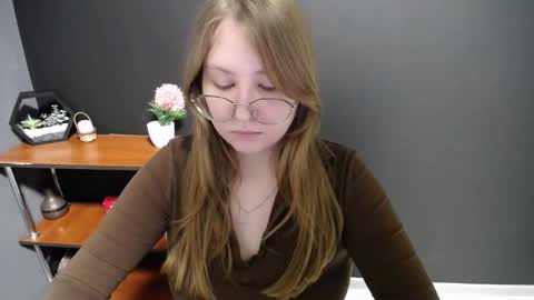 Snapshot of cute_minx chatting on February 19, 2025, 10:45 am Veronica online show from February 19, 2025, 10:45 am