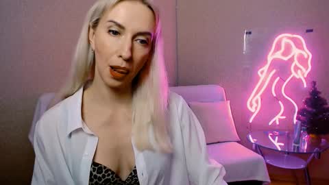 cute_smile_shy online show from December 13, 2025, 10:15 pm