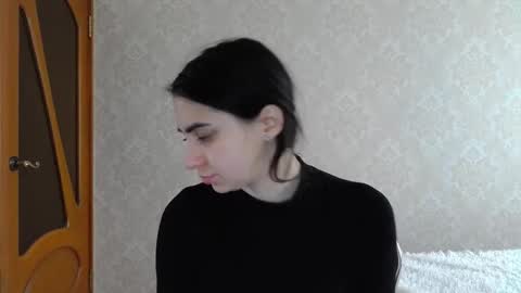 cute_strawberry_ online show from February 24, 2025, 7:33 am