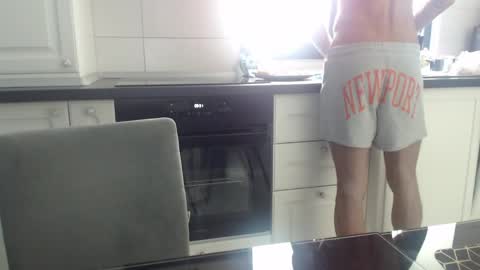 cuteeboy online show from May 1, 2026, 6:29 am