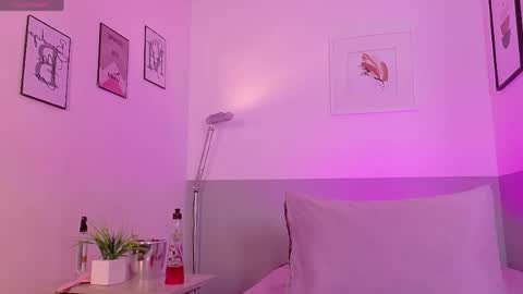 cutepetitee online show from April 23, 2026, 7:38 pm
