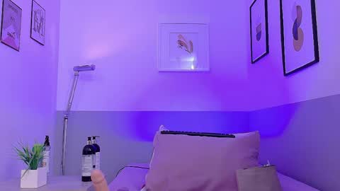cutepetitee online show from May 7, 2026, 8:03 pm