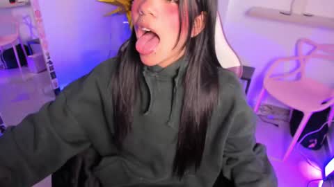  - independent model online show from November 5, 2025, 12:38 pm