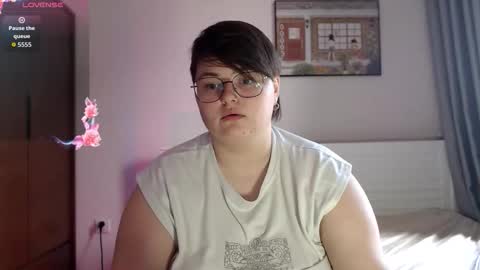 Snapshot of cutie_florence chatting on September 24, 2025, 8:06 am Sophie  Lilith online show from September 24, 2025, 8:06 am