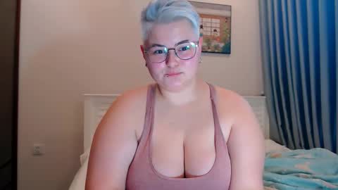 Snapshot of cutie_florence chatting on October 16, 2025, 7:31 am Sophie  Lilith online show from October 16, 2025, 7:31 am