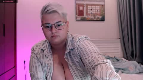 Snapshot of cutie_florence chatting on October 21, 2025, 3:57 pm Sophie  Lilith online show from October 21, 2025, 3:57 pm