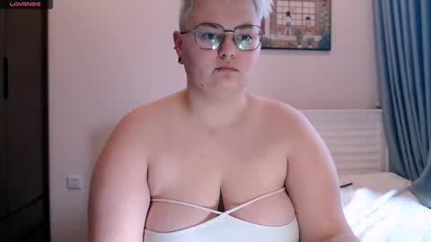 Snapshot of cutie_florence chatting on October 24, 2025, 9:06 am Sophie  Lilith online show from October 24, 2025, 9:06 am