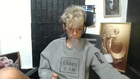 Snapshot of cutie_mico chatting on March 5, 2025, 8:32 am cutie_mico online show from March 5, 2025, 8:32 am