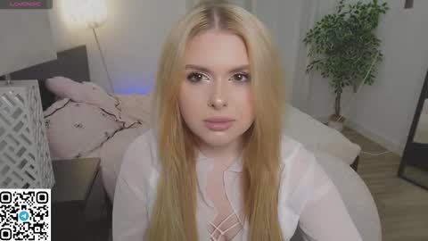 cutie_nomy18 online show from November 3, 2025, 7:37 pm