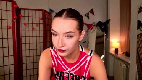 Snapshot of cutiewuwu chatting on October 30, 2025, 7:54 am Vivienne online show from October 30, 2025, 7:54 am