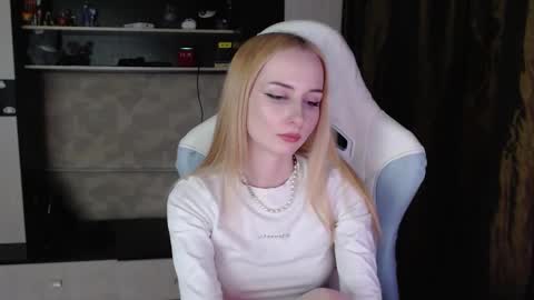 Snapshot of cutti_crystal chatting on March 23, 2026, 8:35 pm Cutti Crystal online show from March 23, 2026, 8:35 pm