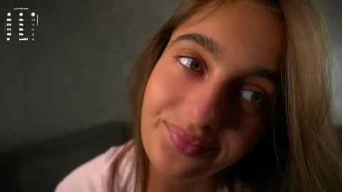Isabella online show from May 15, 2026, 1:12 am