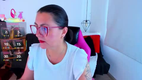 Mia  online show from November 4, 2025, 12:37 pm