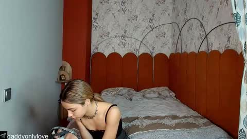 Snapshot of daddyonlyloveme chatting on September 30, 2025, 8:25 pm Zoe online show from September 30, 2025, 8:25 pm