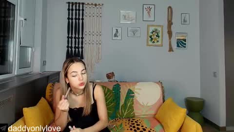 Snapshot of daddyonlyloveme chatting on October 6, 2025, 8:17 pm Zoe online show from October 6, 2025, 8:17 pm