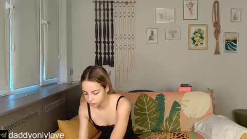 Snapshot of daddyonlyloveme chatting on October 26, 2025, 10:04 pm Zoe online show from October 26, 2025, 10:04 pm