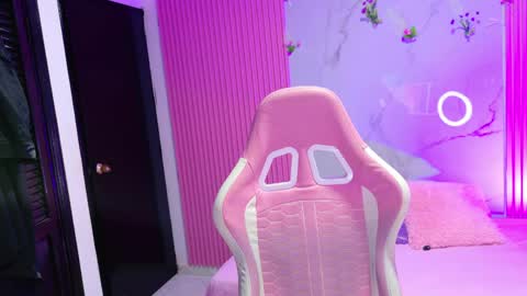 Dafne  online show from May 6, 2026, 8:36 pm