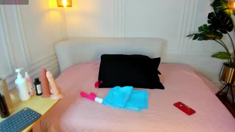 dafne_hillss online show from May 5, 2026, 11:18 am