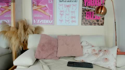 dafne_hillss online show from May 8, 2026, 11:48 am