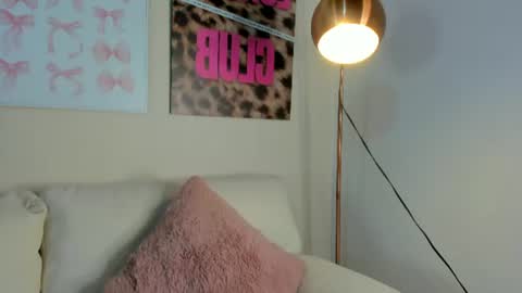 dafne_hillss online show from June 14, 2026, 8:55 pm