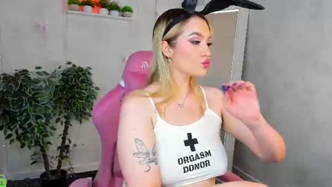 Viickie online show from July 17, 2026, 5:29 pm