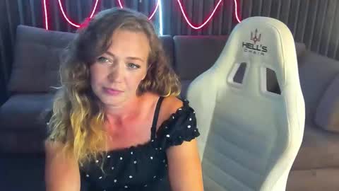 daisyblueeyes online show from September 10, 2025, 2:28 pm