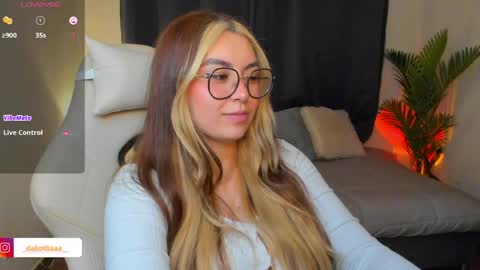 dakottaa__ online show from May 15, 2026, 11:12 pm