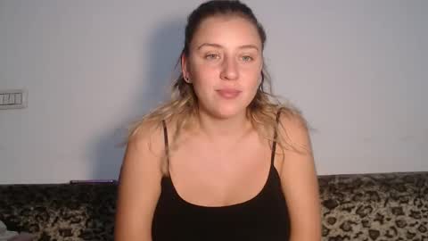 Snapshot of dalyana22 chatting on October 10, 2025, 8:52 pm Maria online show from October 10, 2025, 8:52 pm