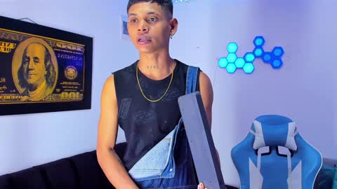 damar_felipe online show from December 17, 2024, 7:40 am