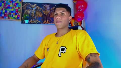 Snapshot of damian_latinxxx chatting on February 15, 2025, 10:10 pm Damian online show from February 15, 2025, 10:10 pm