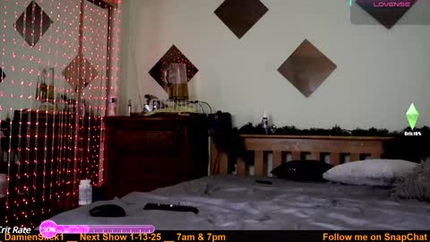 Snapshot of damienslick chatting on January 13, 2025, 12:09 am Damien Slick online show from January 13, 2025, 12:09 am