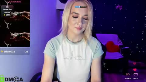 dances_queen online show from June 19, 2026, 7:12 am