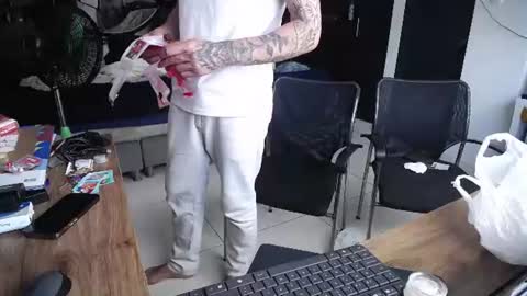 daniel_velez26 online show from June 18, 2026, 5:06 pm