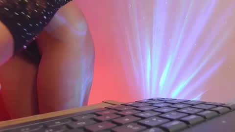 Pau online show from October 7, 2025, 4:37 pm