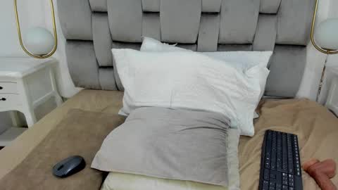 Snapshot of danna__ortiz chatting on February 12, 2025, 2:43 pm Danna online show from February 12, 2025, 2:43 pm