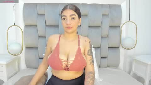 Snapshot of danna__ortiz chatting on February 21, 2025, 11:44 am Danna online show from February 21, 2025, 11:44 am