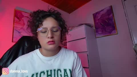 Danna Lovs online show from May 2, 2026, 1:21 am