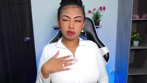 Snapshot of danna_schmidt23 chatting on October 8, 2025, 10:24 am Danna online show from October 8, 2025, 10:24 am