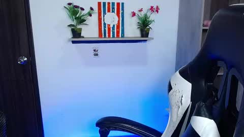 Snapshot of danna_schmidt23 chatting on October 14, 2025, 9:21 am Danna online show from October 14, 2025, 9:21 am