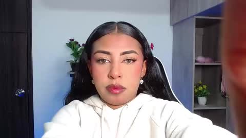 Snapshot of danna_schmidt23 chatting on October 17, 2025, 9:23 am Danna online show from October 17, 2025, 9:23 am