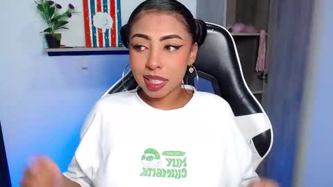 Snapshot of danna_schmidt23 chatting on October 27, 2025, 8:18 am Danna online show from October 27, 2025, 8:18 am