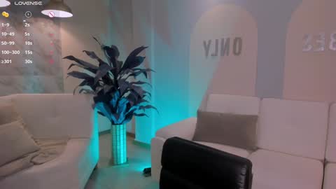 Danna Cruz  online show from December 28, 2024, 7:01 pm