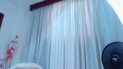 DannaHadid online show from February 25, 2025, 5:58 pm