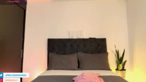 Snapshot of dannawells chatting on October 15, 2025, 10:15 am Danna Wells online show from October 15, 2025, 10:15 am