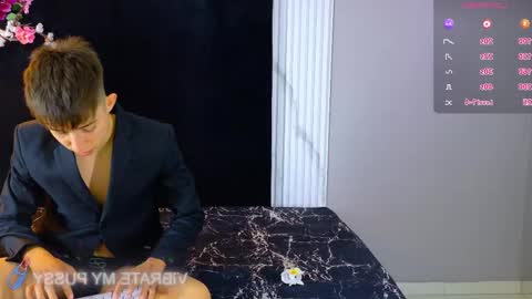 Snapshot of danteandviolete_cr chatting on June 3, 2026, 11:35 am DANTEVIOLETE online show from June 3, 2026, 11:35 am