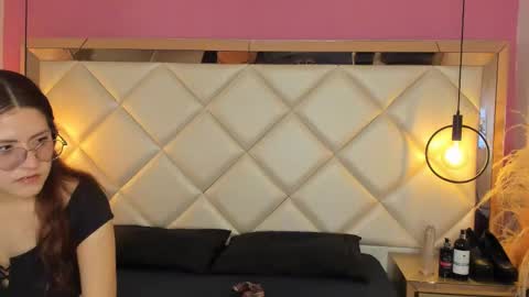 daphne_and_roger online show from September 18, 2025, 11:34 am