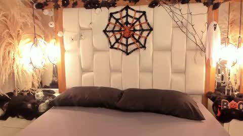 daphne_and_roger online show from October 31, 2025, 11:00 am